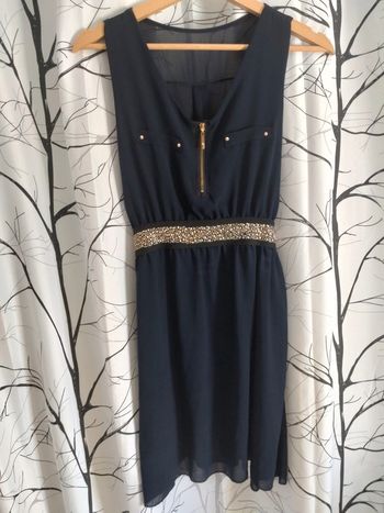 Robe courte légère avec bande ceinture dorée