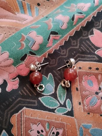 boucles d'oreilles en grenats rouges sur métal argenté.