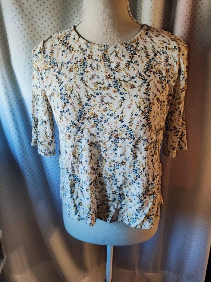 Blouse Mango à fleurs, détails dans le dos, taille S, TBE!
