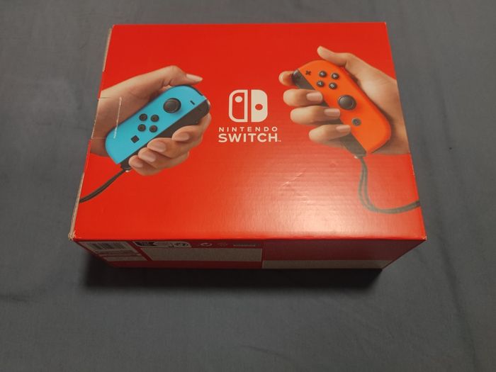 Console Nintendo Switch avec Joy-Con Bleu et Rouge Neon + 1 Jeu et accessoires - photo numéro 3