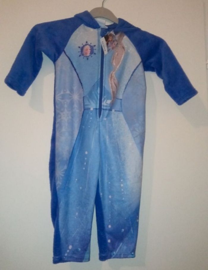 Combinaison pyjama reine des neiges taille 3 ans