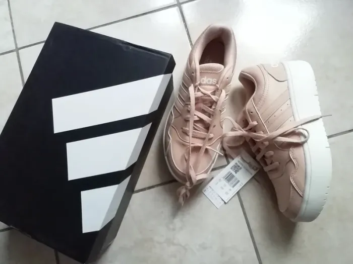 Idée Cadeau / Baskets Adidas Femme Taille 36 Neuves Avec Étiquette Et Boite D Origine!!