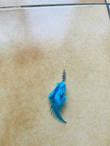 Accessoire téléphone plume bleue et perles