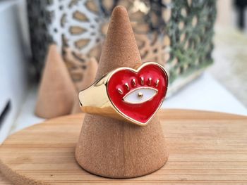 Bague chevalière créatrice dorée en forme de cœur Rouge laqué, orné d'un motif œil dorée