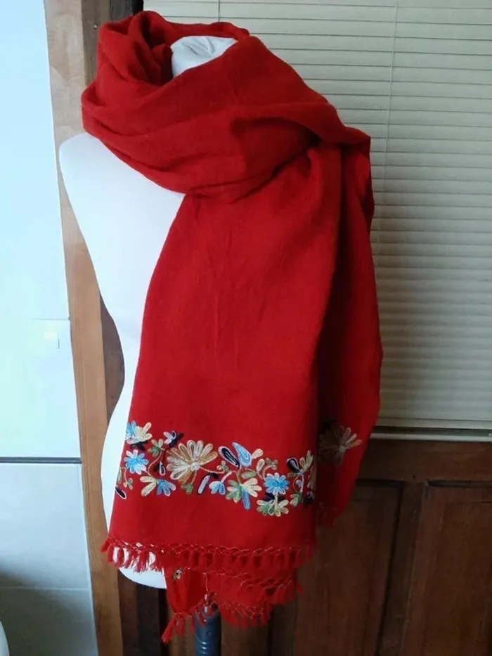 Superbe châle en laine rouge vintage brodé