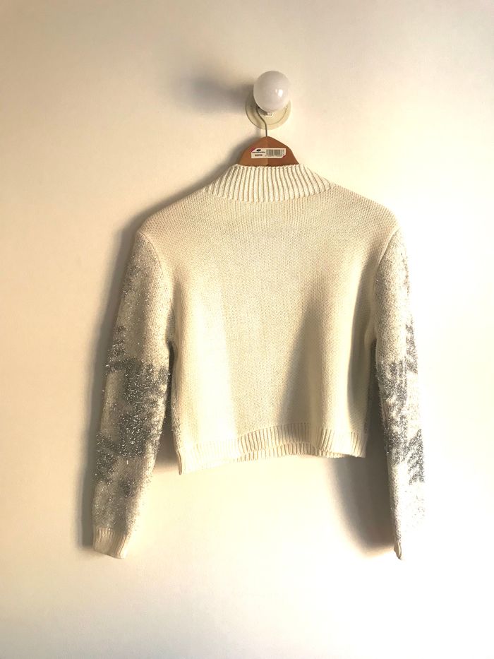 Pull court taille 36/38 à fils métallisés argentés et à motifs flocons de neige neuf jamais porté - photo numéro 5