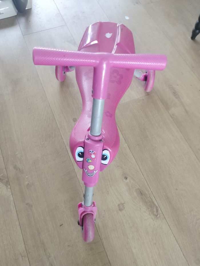 Tricycle porteur Scuttlebug rose