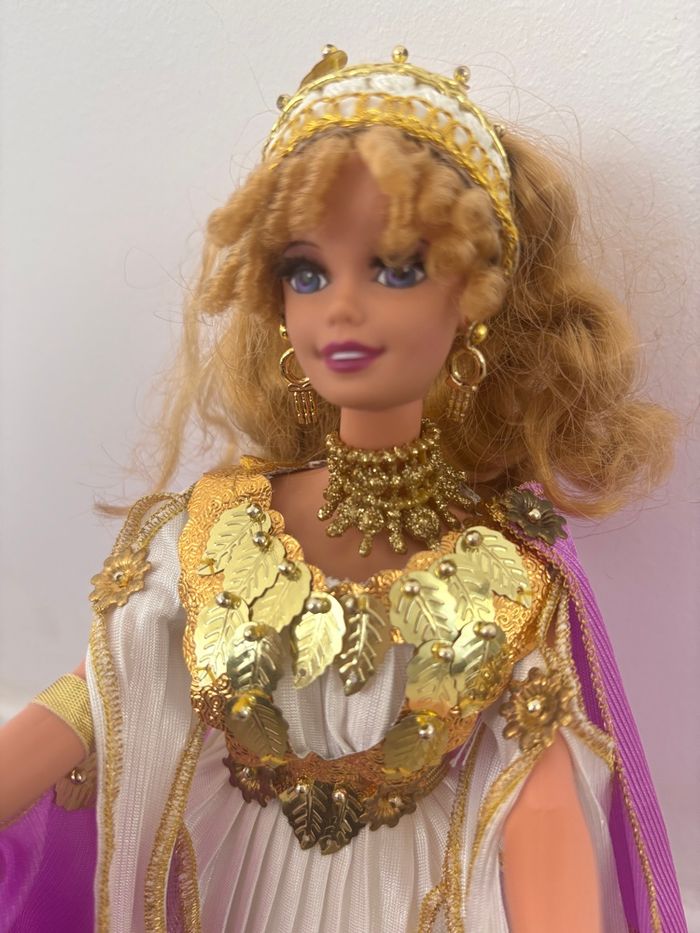 Poupée Barbie de collection Goddess grecque 1996 avec son support de présentation - photo numéro 6