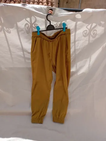 Joli pantalon fluide AMISU, taille EU 42.