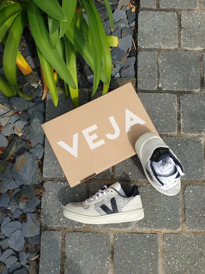 Veja V10 Snow Black