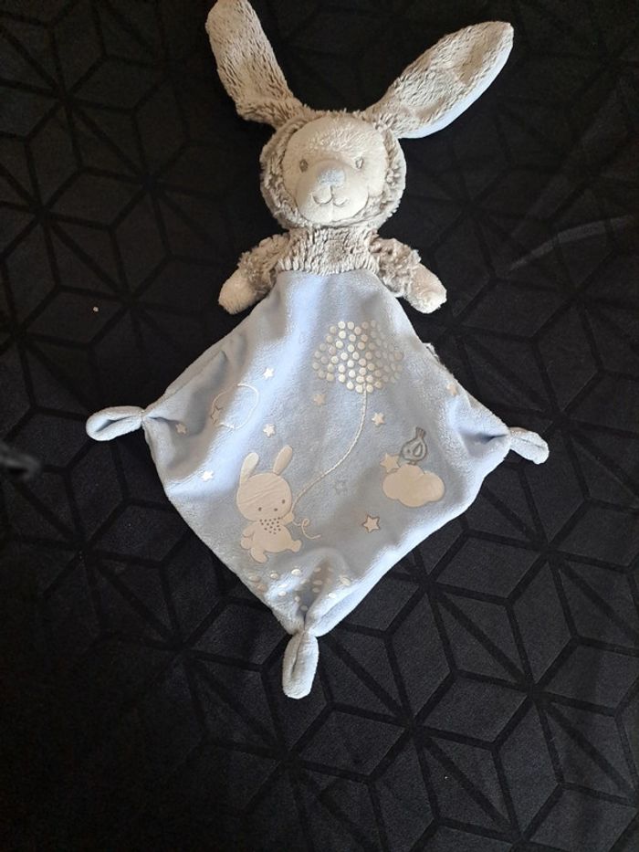 Doudou lapin bleu gris blanc