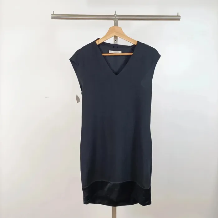 Robe noire sans manches See U Soon – col V, taille XS, détails bas et dos A1076