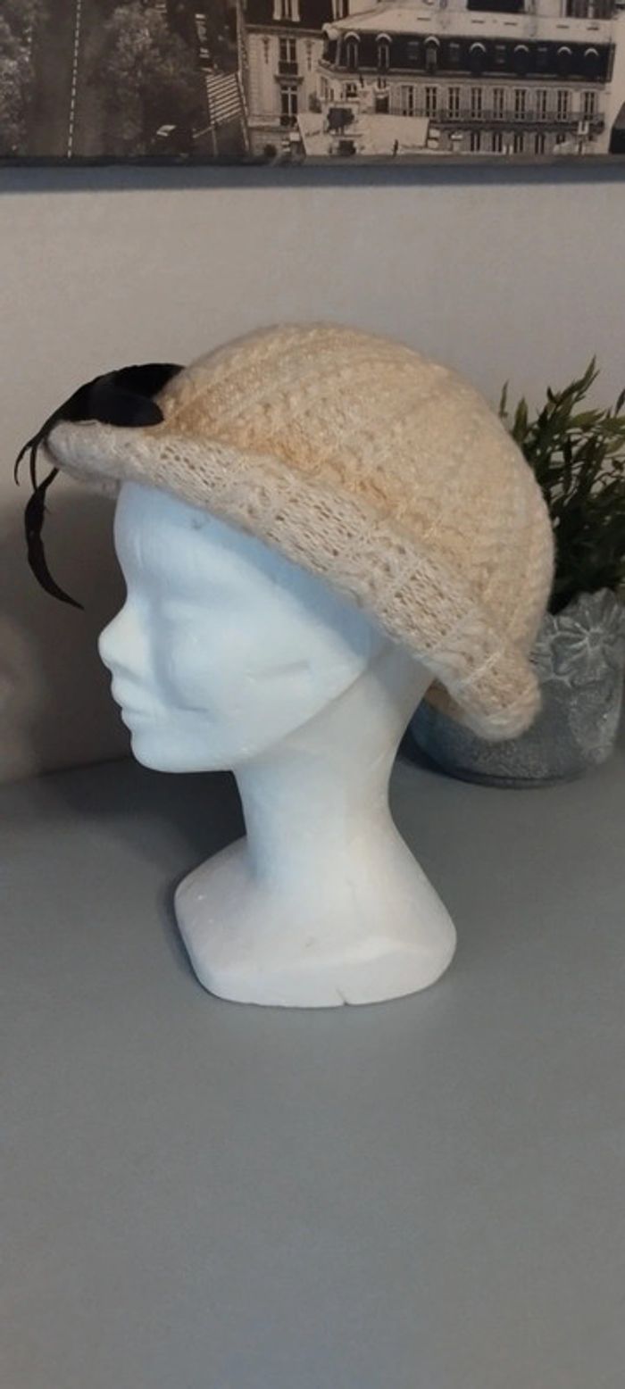 Chapeau vintage orné de plumes - photo numéro 3
