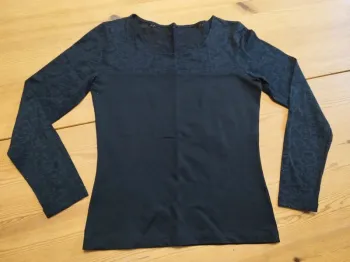 Tee-shirt noir à dentelle