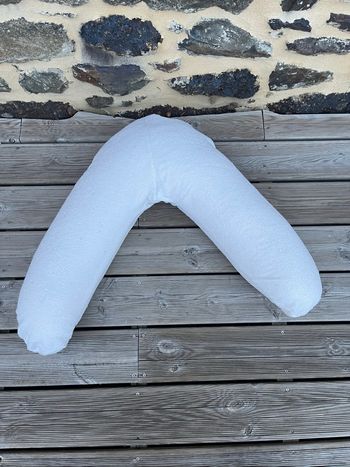 Coussin d’allaitement en maille bouclette blanc