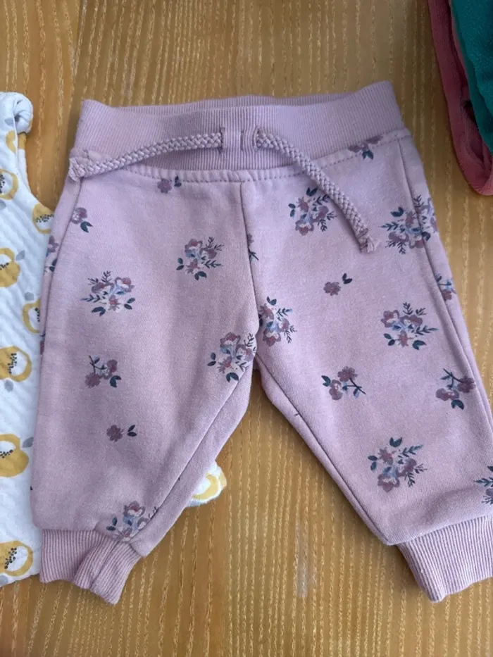 Lot vêtements 1 mois fille hiver - photo numéro 2