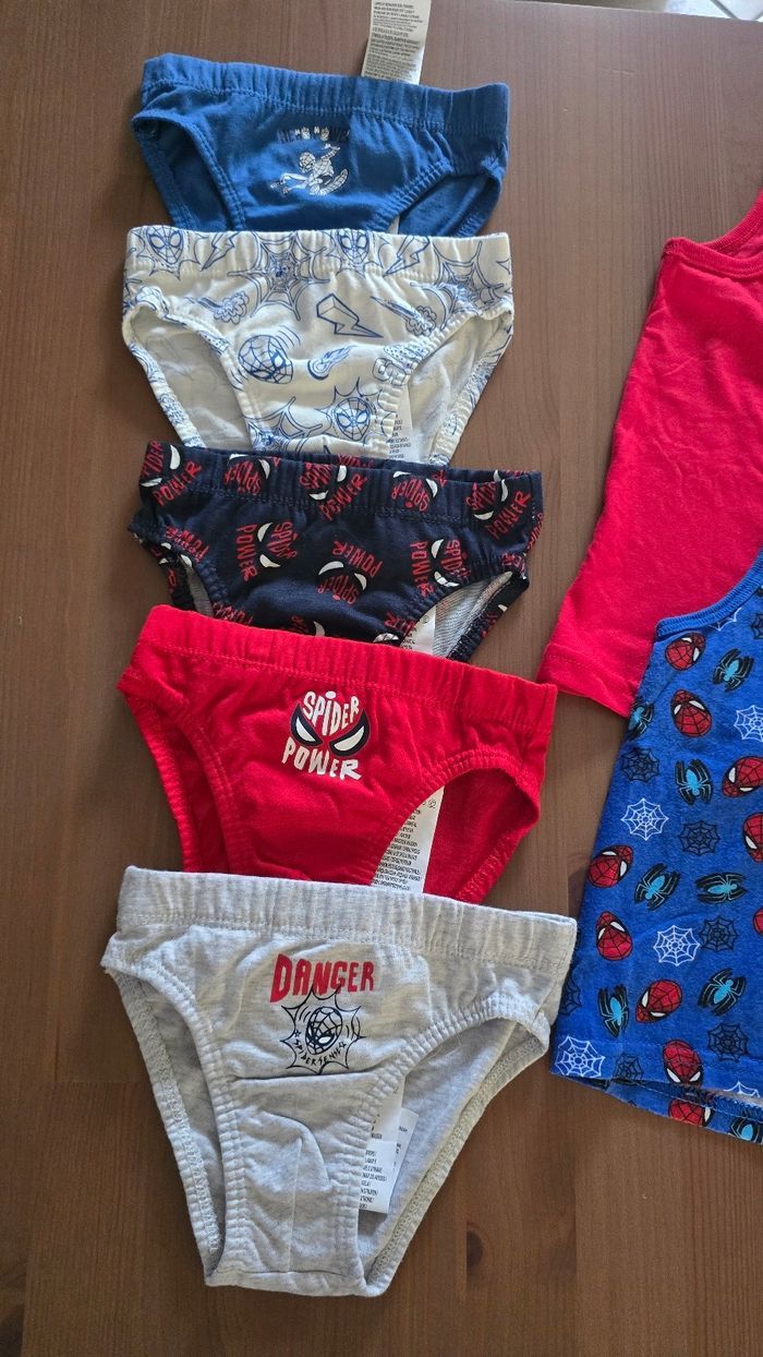 (Neufs non portés)😍🤩💙 superbe lot slips 3ans  et maillots de corps 4ans  spiderman💙🤩😍 - photo numéro 2
