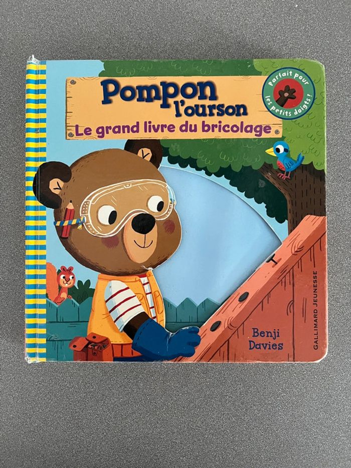 Beau livre d’éveil bricolage avec tirettes et volets Pompon l’ourson Gallimard jeunesse