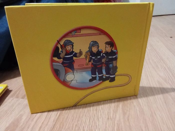 Livre de sapeur pompier ma ville Au feu! Éditions Atlas Jeunesse - photo numéro 2