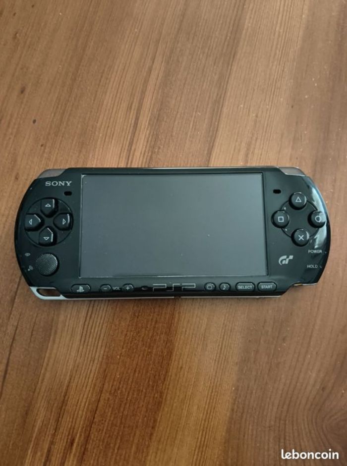 PSP slim and lite 3004 édition limitée Gran turismo - photo numéro 2