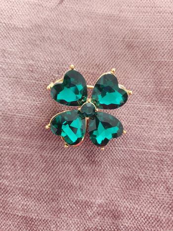 Broche dorée trèfle