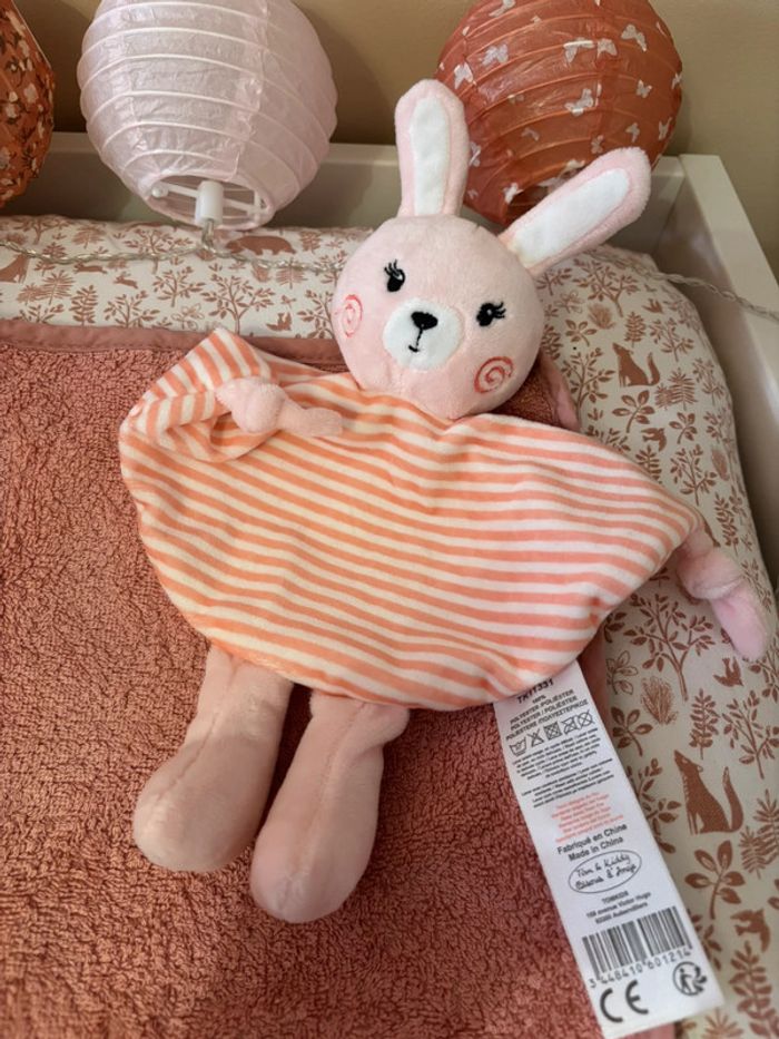 Doudou lapin rose avec grelot