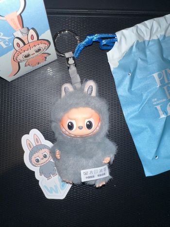 Pop Mart Labubu Pin for Love Lettre W gris