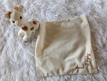 Doudou peluche Sophie la girafe avec mouchoir - Vulli
