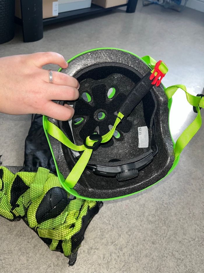 Casque de vélo avec coudière et genouillères - photo numéro 4