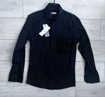 Chemise noire manches longues .