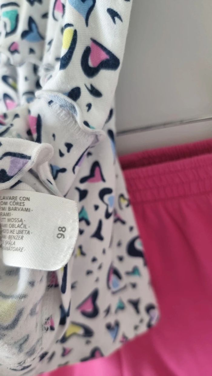 Lot tunique coeur C&A taille 98 et short domyos 98-104 =4ans - photo numéro 4