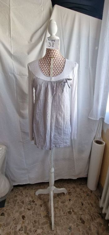 Tee-shirt/ blouse, blanche & grise, en très très bon état