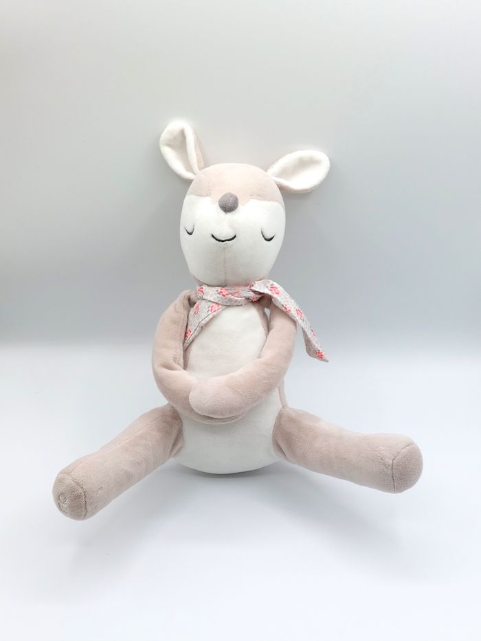 Peluche doudou biche faon gris blanc OBAIBI Okaidi écharpe satinée environ 30 cm