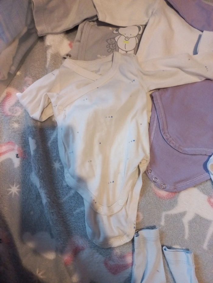 Lot bodies 1 mois - photo numéro 4