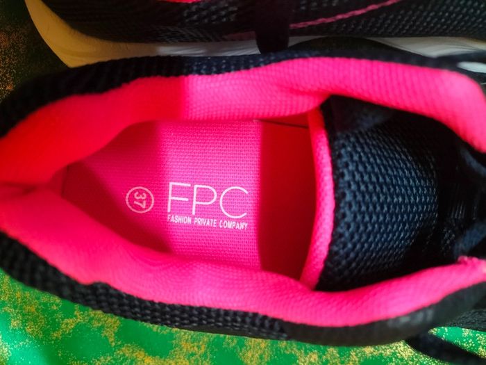 Baskets neuves roses et noires pointure 36/37 - photo numéro 3