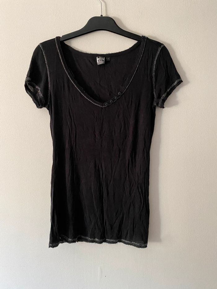 Tee-shirt noir à col V