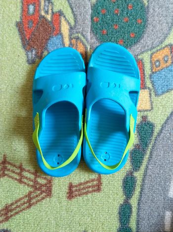 Claquettes plage/piscine nabaiji decathlon pointure 25-26
