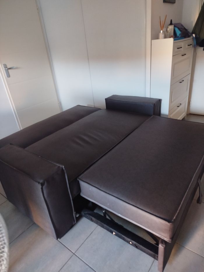 Canapé convertible aspect cuir - photo numéro 4