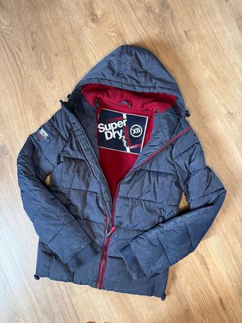 Doudoune à capuche Superdry bleu marine et rouge