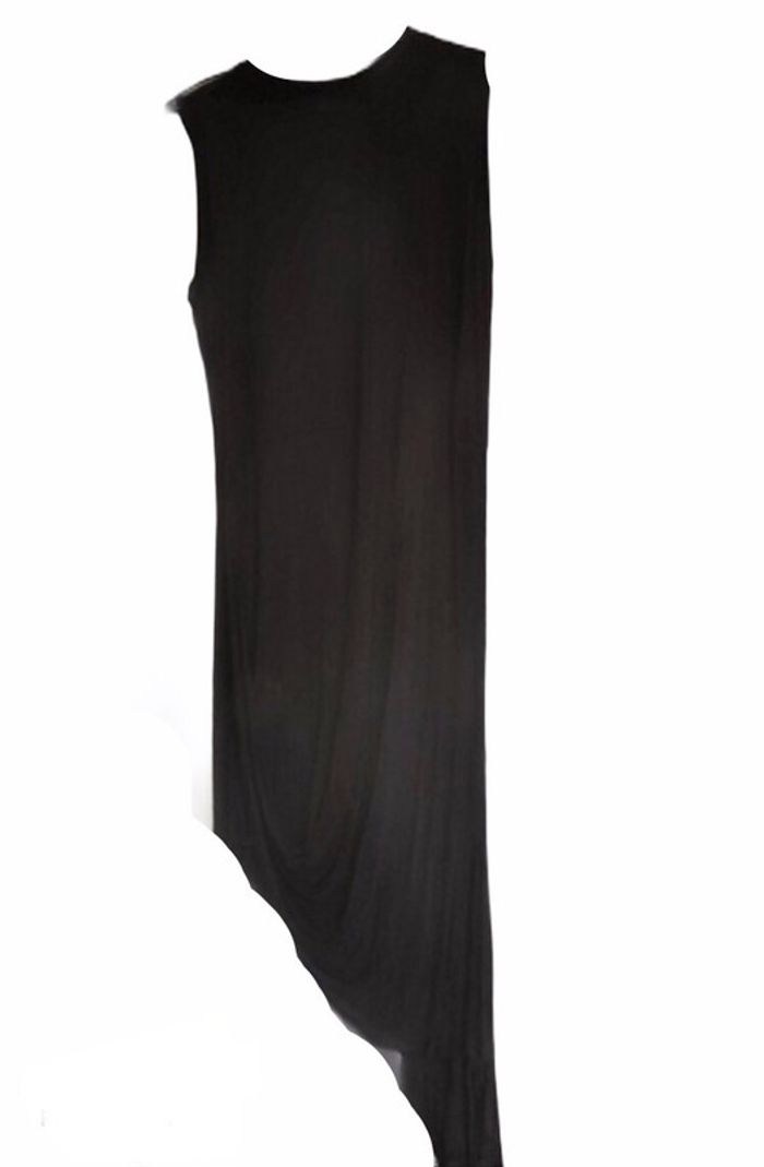 Robe noire asymétrique
