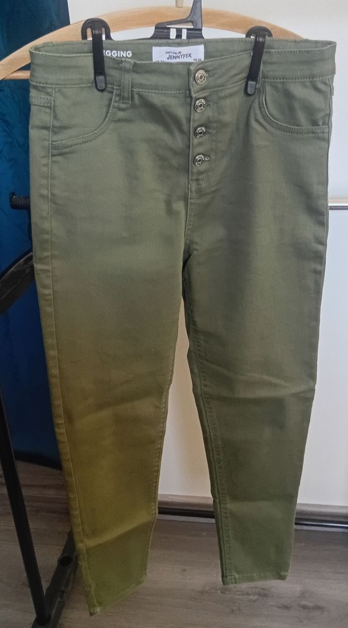 Pantalon jegging Jennyfer fermeture à boutons tissu agréable