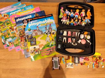 Lot figurines , accessoires et magasines Playmobil , très bon état