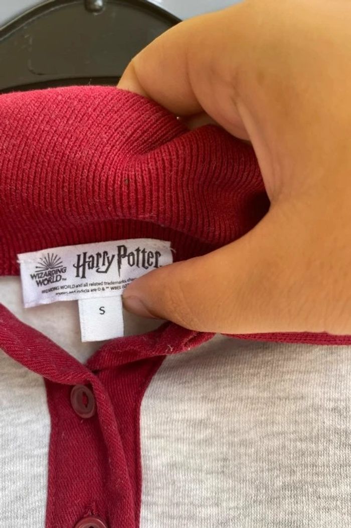 🎀Pull harry Potter de chez Jennyfer gris et rouge bordeaux taille S🎀 - photo numéro 3