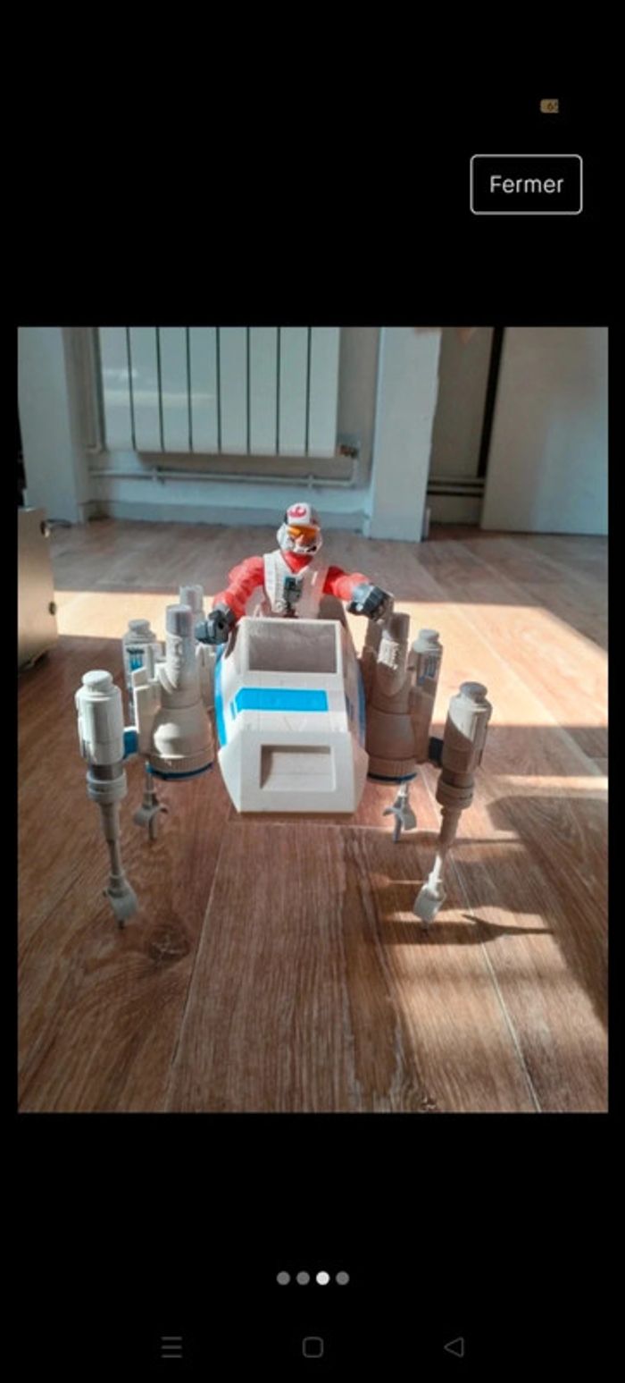 Vaisseau et figurine