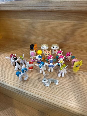 Lot diverses figurines hello kitty licorne chat
