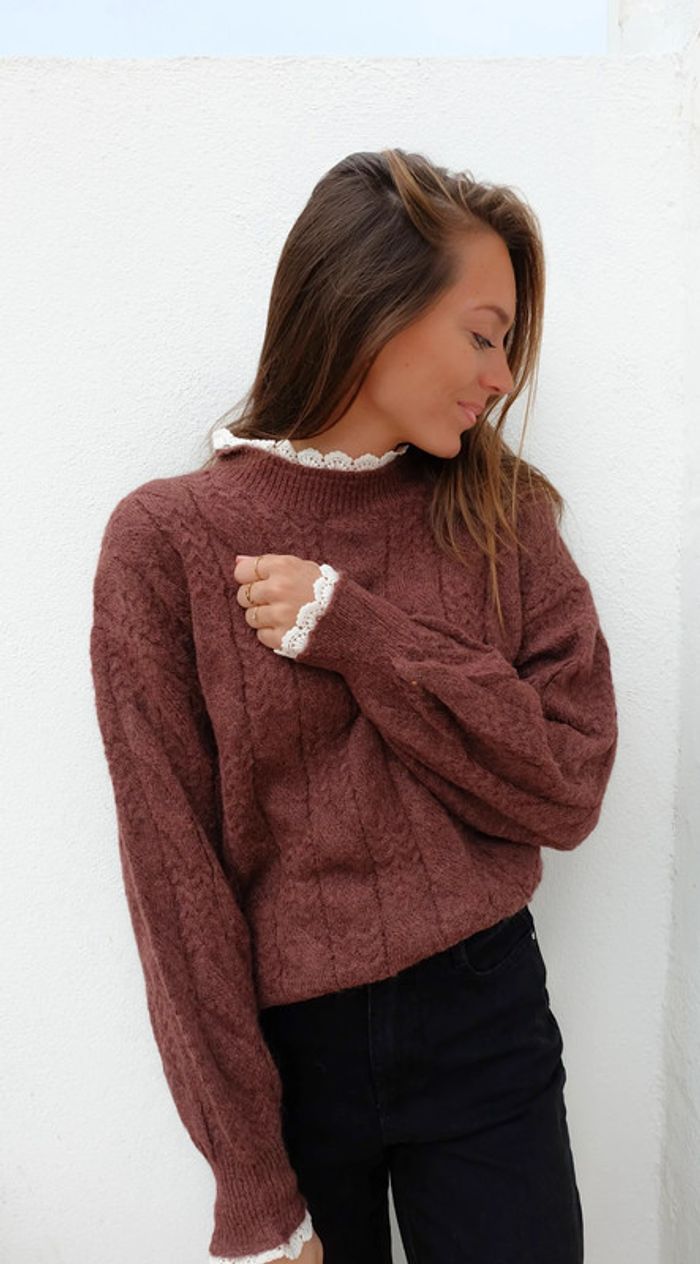🌟 Pull marron avec col blanc en dentelle - photo numéro 2