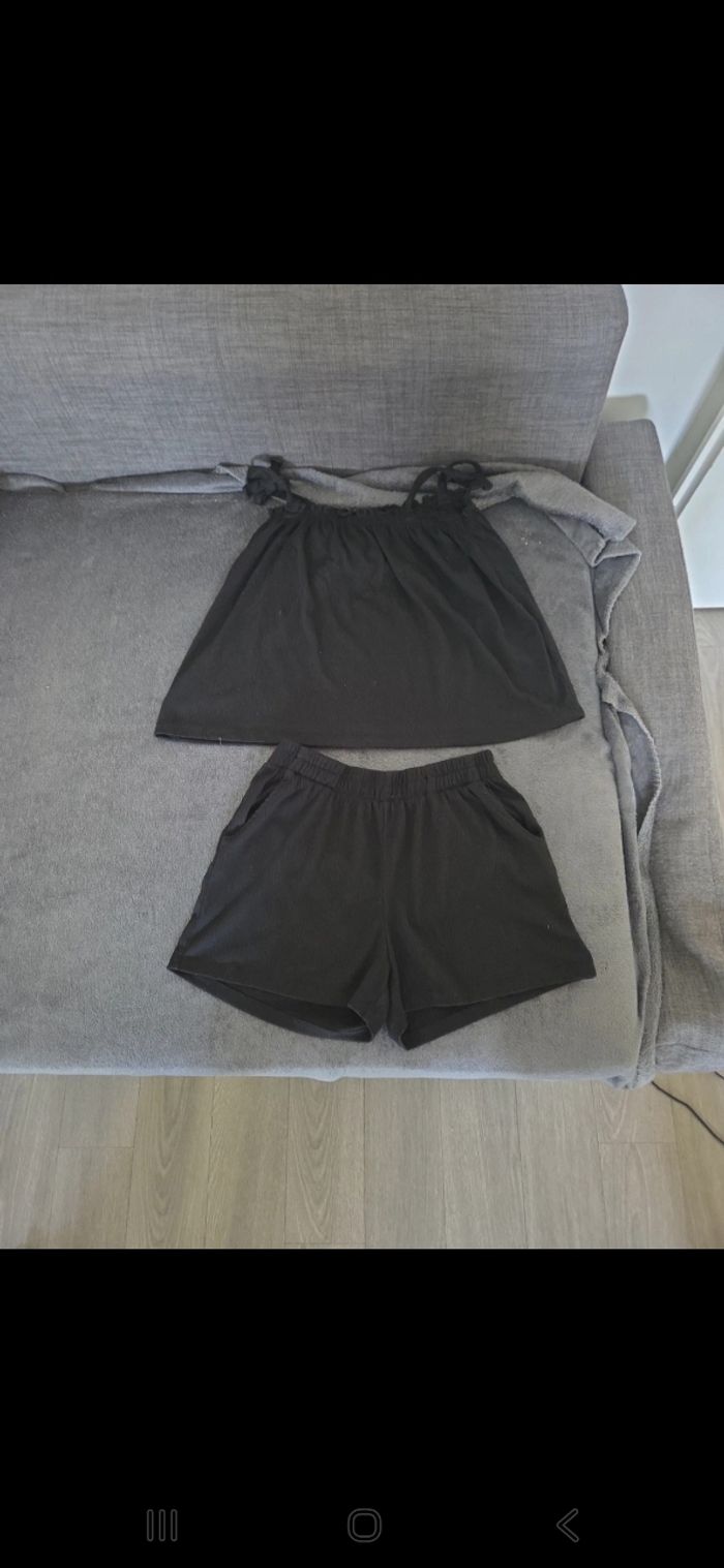 Ensemble d'un short et d'un haut noir