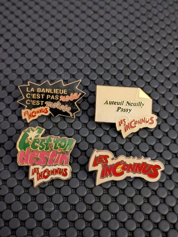 Série de 4 pin's Les Inconnus musiques