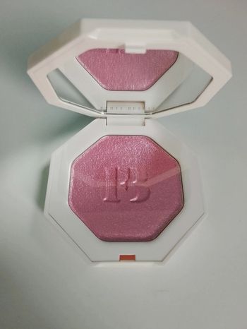 Fenty Beauty freestyle highlighter wattabrat 05 / 8g neuf jamais utilisé jamais ouvert