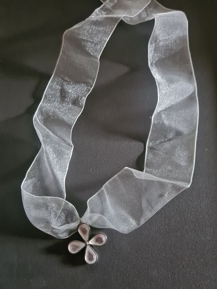Collier. Ruban. Fleurs blanches. 68 cm. - photo numéro 2